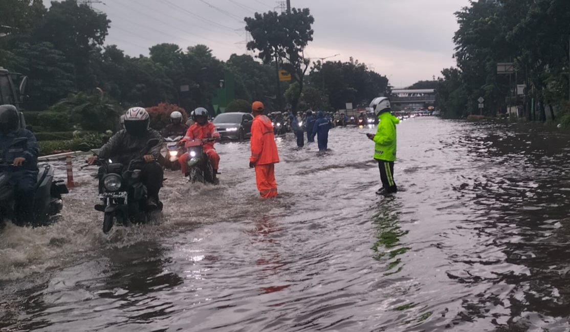 Update Banjir Jalan DI Panjaitan: Genangan 40 Cm, 2 Lajur Bisa Dilintasi Kendaraan