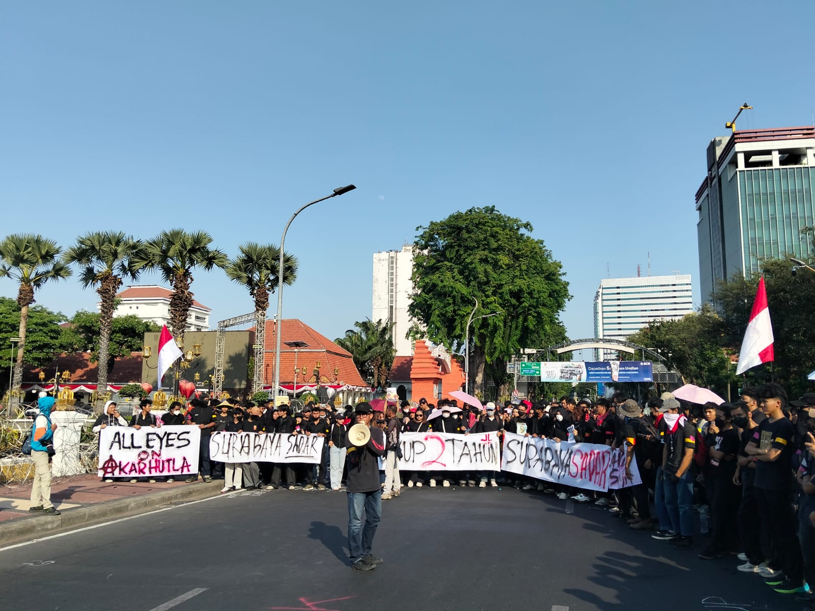 Unjuk Rasa di Grahadi: Soroti MBG, Karhutla, hingga Desak Prabowo-Gibran Lengser