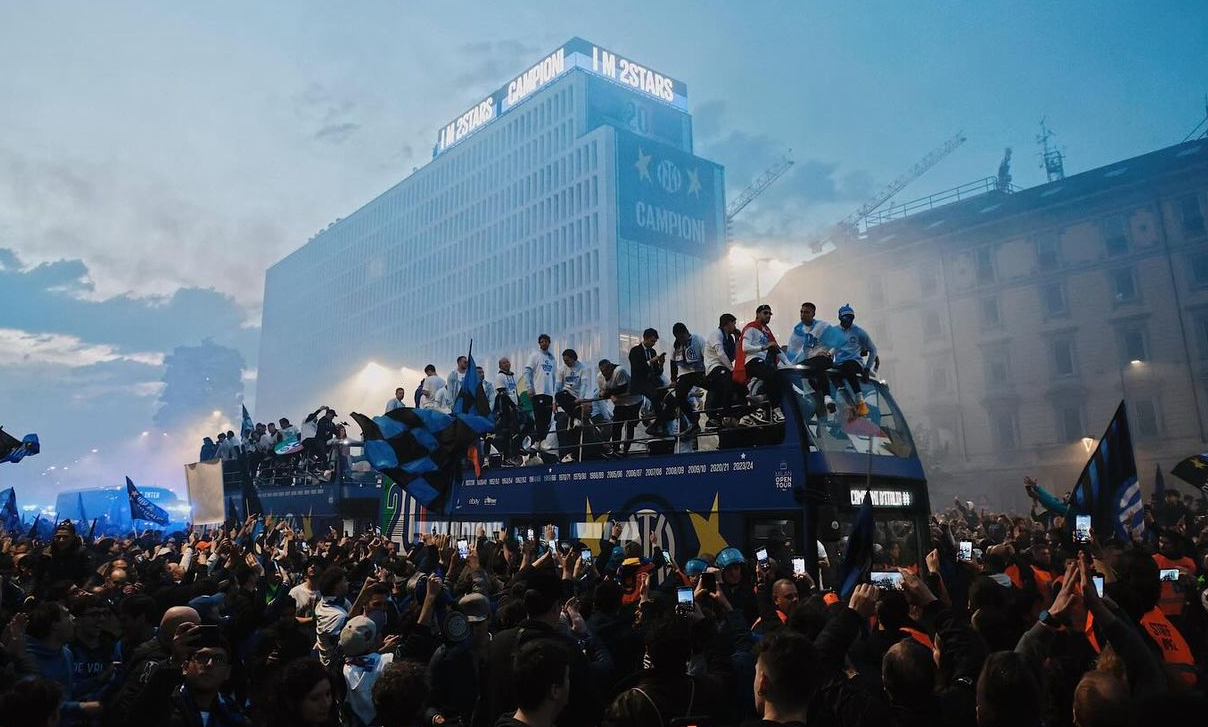 Inter Milan Rayakan Gelar Scudeto di Bus Terbuka, Ribuan Fans Nerazzurri Menyemut di Jalanan