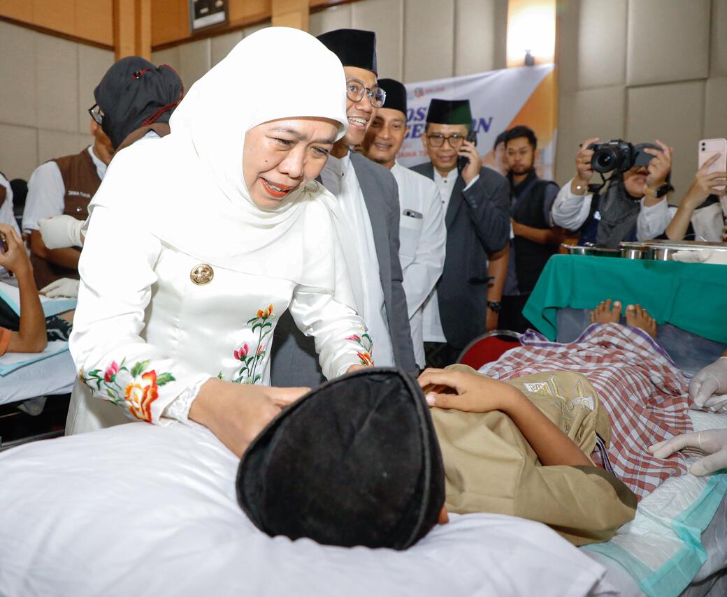 Khofifah Gelar Khitanan Massal dan Cek Kesehatan Gratis di Pacitan