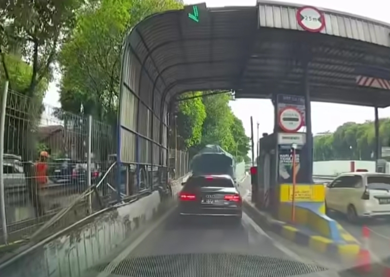 Viral Mobil Mewah Terobos Gerbang Tol Ragunan, Begini Awal Mulanya
