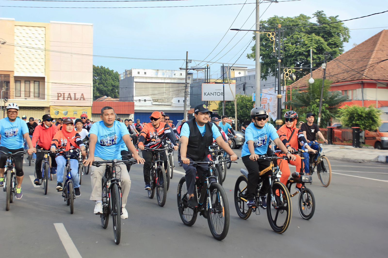 Gus Ipul Gowes Jelajahi Kota Pasuruan Bareng Ribuan Warga 