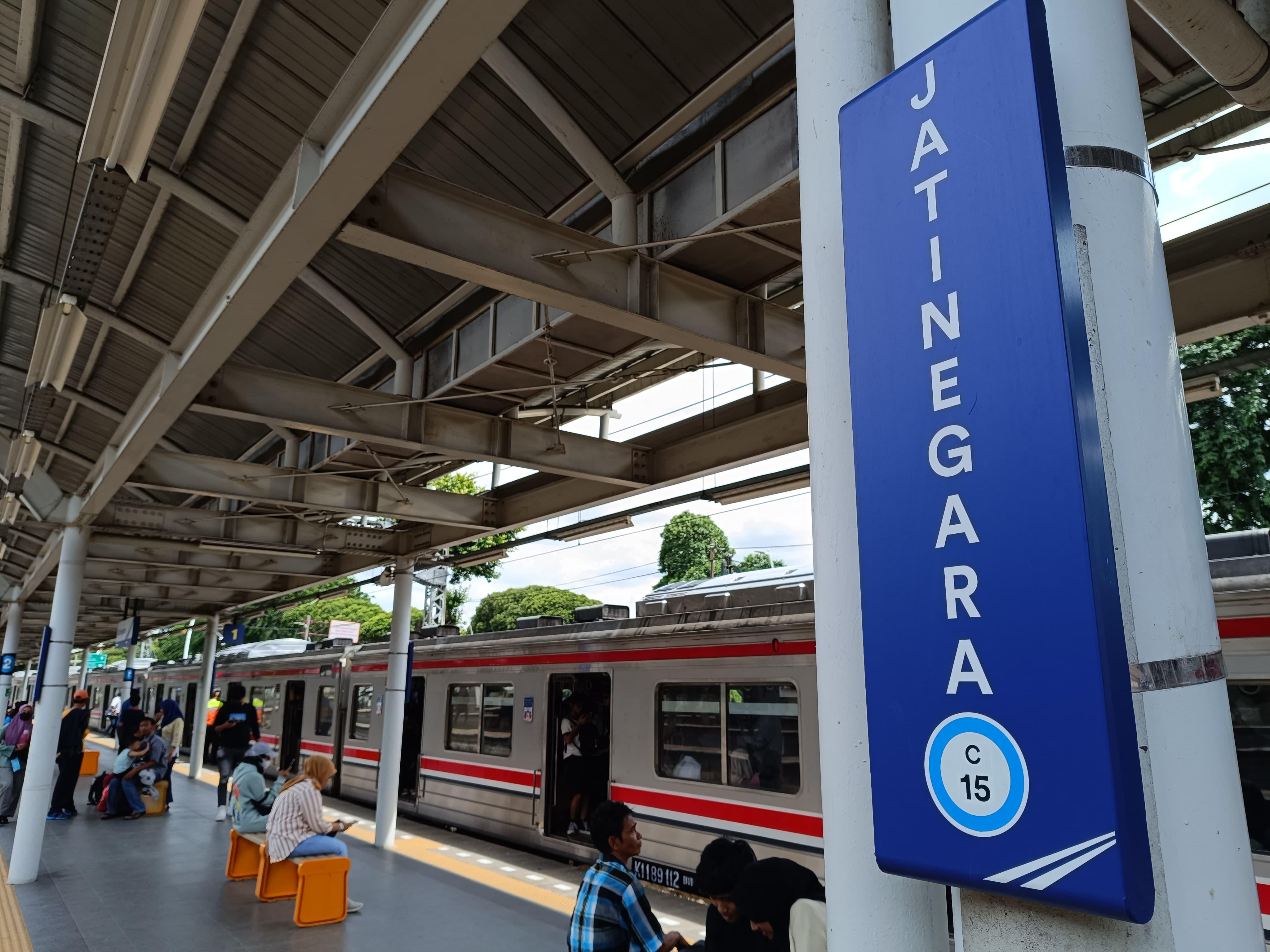 Antisipasi Macet Malam Tahun Baru, Sejumlah KA Berhenti Luar Biasa di Stasiun Jatinegara