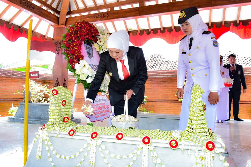 Ziarah ke Makam Gubernur RMTA Soerjo di Magetan, Gubernur Khofifah Ajak Generasi Muda Teladani Ketangguhan dan Semangat Juang Pahlawan Bangsa