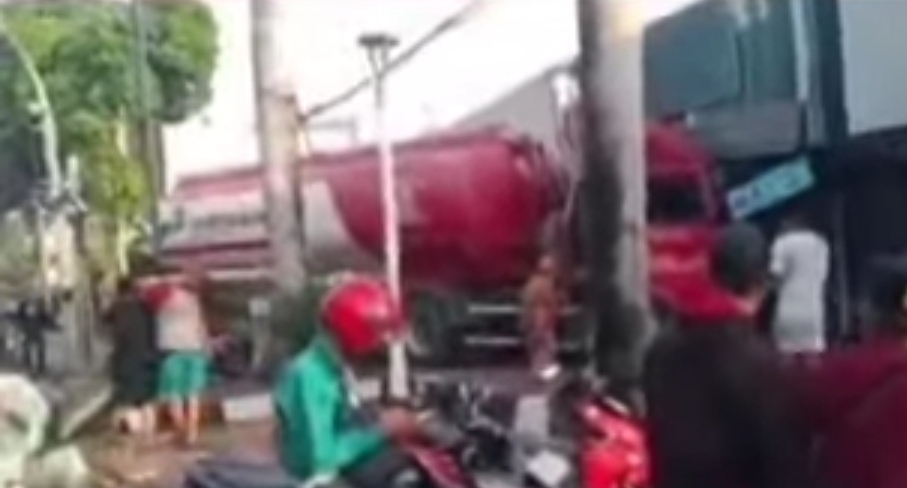 Detik-detik Truk Tangki Pertamina Tabrak 3 Ruko di Jaktim, Begini Nasib Pengemudi