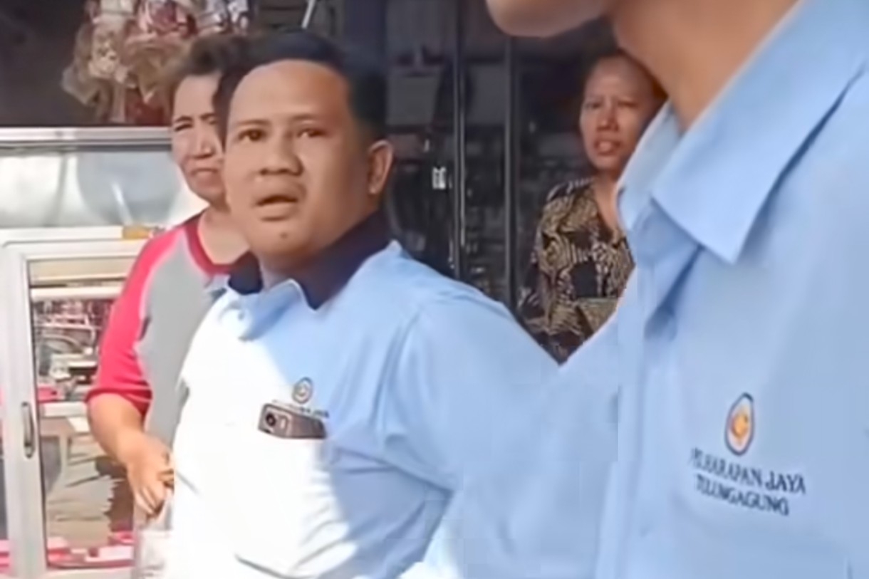 Arogansi Bus PO Harapan Jaya Serempet Mobil di Kertosono, Sopir Lepas Tangan!