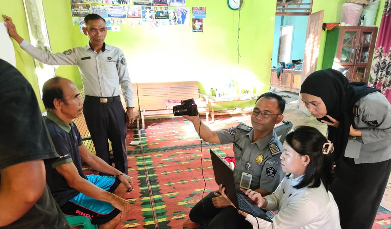 Kantor Imigrasi Entikong Hadirkan Layanan PRIORITAS untuk Pemohon Paspor Sakit di Sanggau