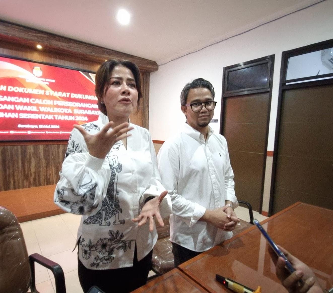 Tantang Dominasi Eri-Armuji, Asrilia-Satria Daftar Pilwali Kota Surabaya 2024 Jalur Independen