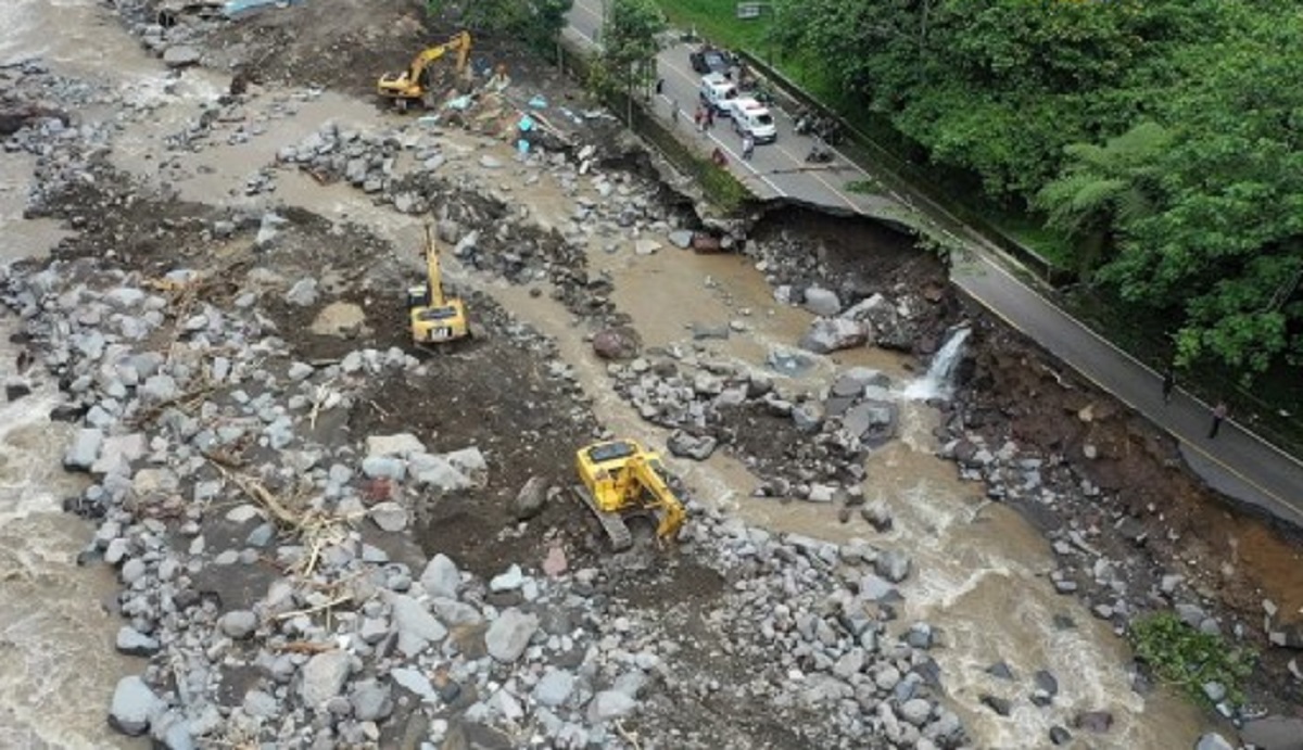 Usai Banjir Lahar Dingin Sumbar, PUPR Turunkan Alat Berat Bersihkan Sisa Material