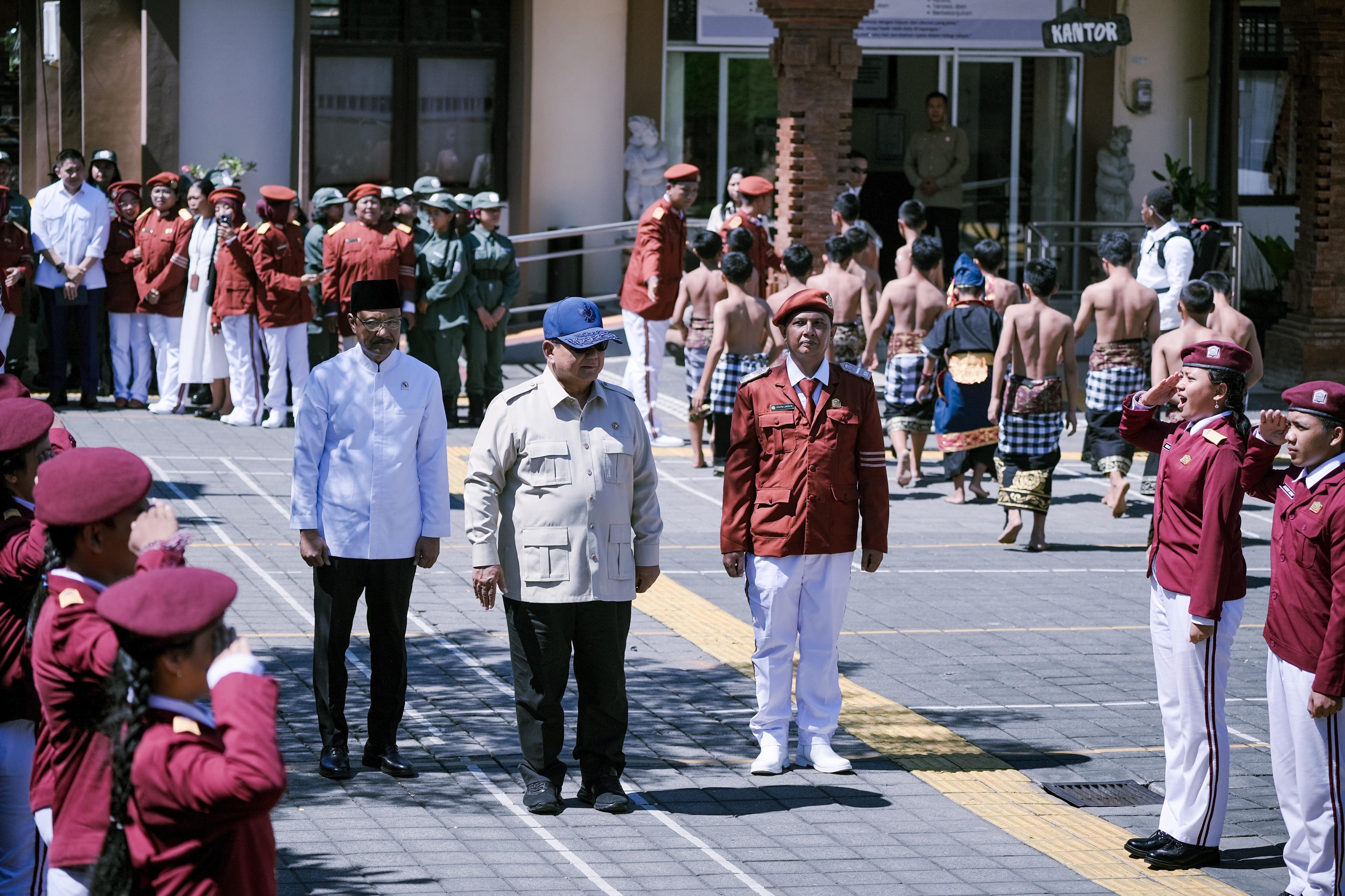 Pesan Presiden Prabowo Saat Kunjungi SRMP 17 Tabanan: Belajar yang Baik, Patuh Sama Guru