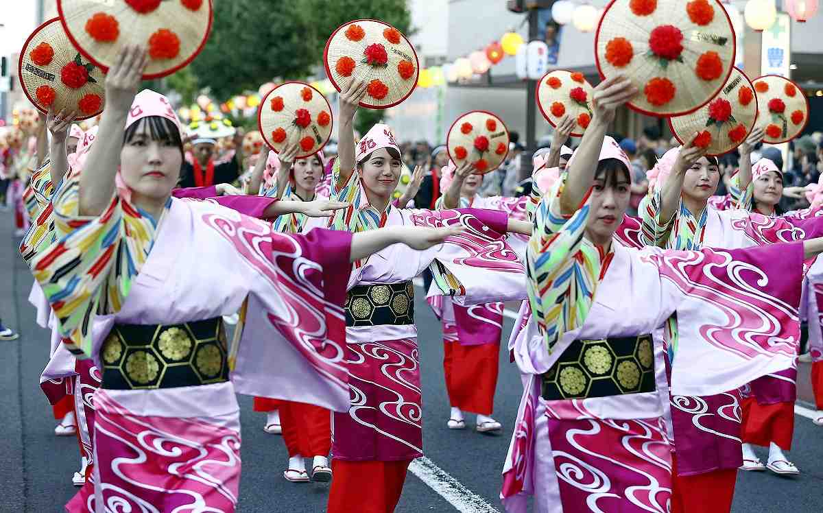  Topi Bunga Warnai Festival Tari Musim Panas Tradisional di Prefektur Yamagata