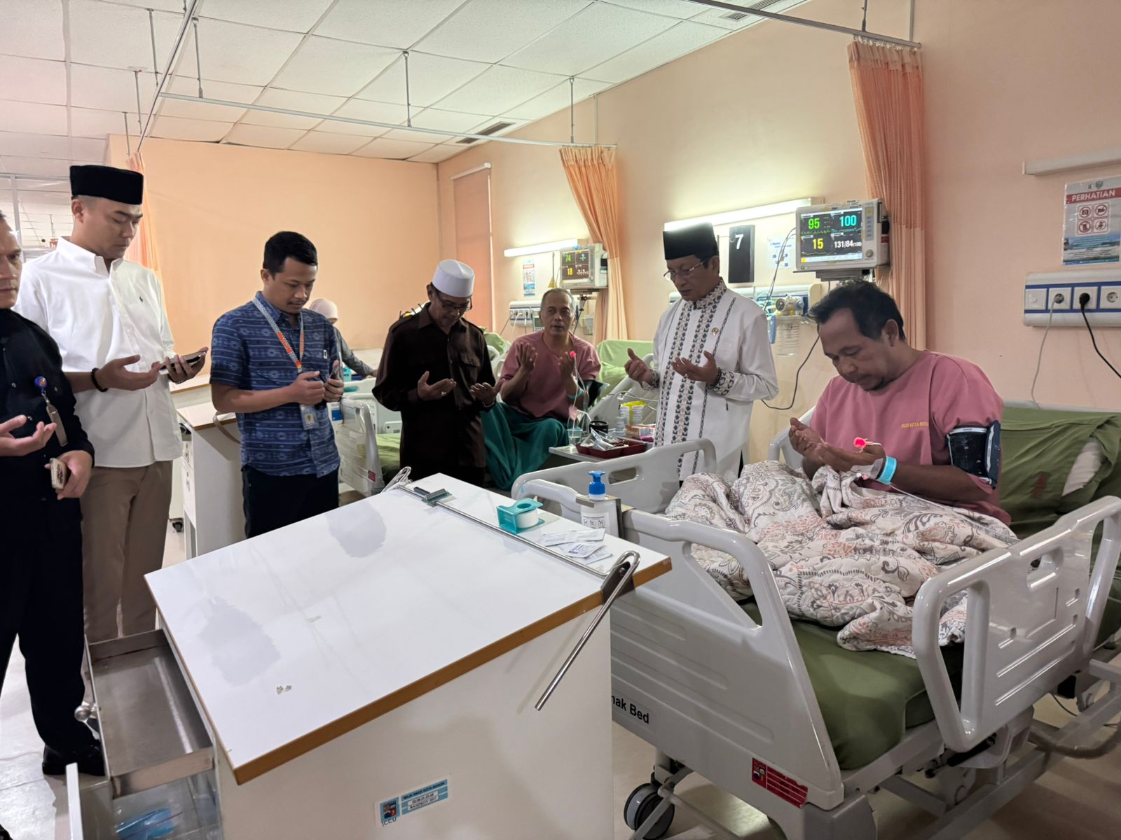 Menag Jenguk Korban Ambruknya Majelis Taklim Ashobiyyah, Salurkan Bantuan Rp150 Juta