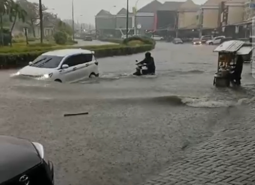 Surabaya dan Sidoarjo Banjir, Lalu Lintas Lumpuh, Rumah Warga Terendam