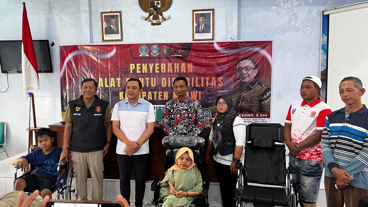 Wakil Ketua DPRD Jatim Deni Wicaksono Salurkan Kursi Roda untuk Disabilitas di Ngawi