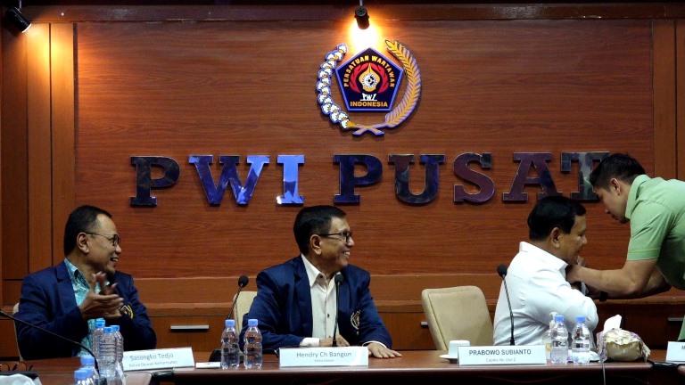 Diundang PWI Sebagai Capres, Prabowo Lepas Pin Dinas Kemhan