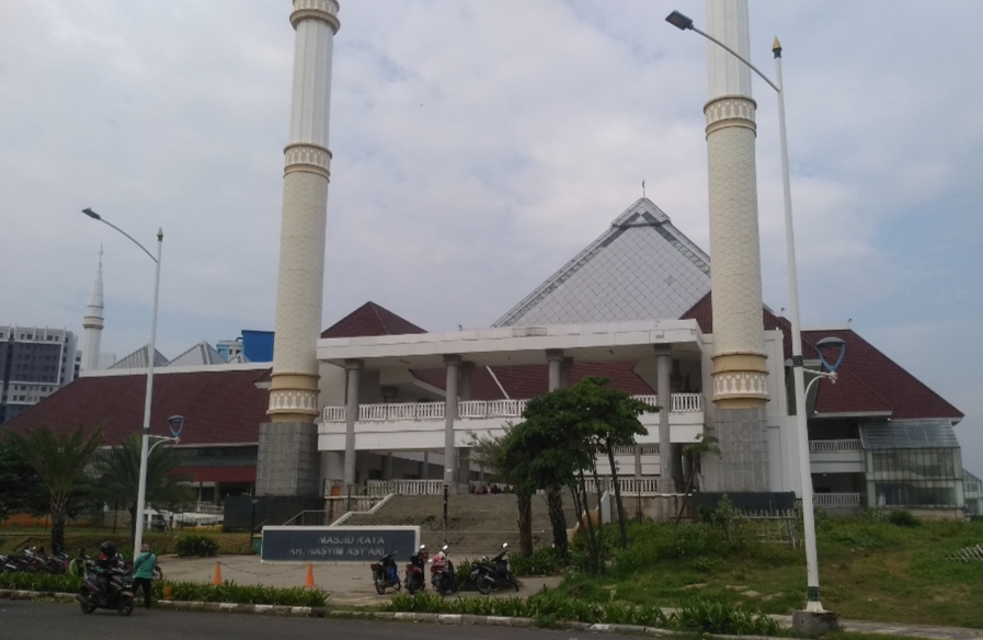 Masjid Raya KH Hasyim Asy'ari Jakarta Longgarkan Penggunaan Masker, Shaf Shalat Kini Rapat