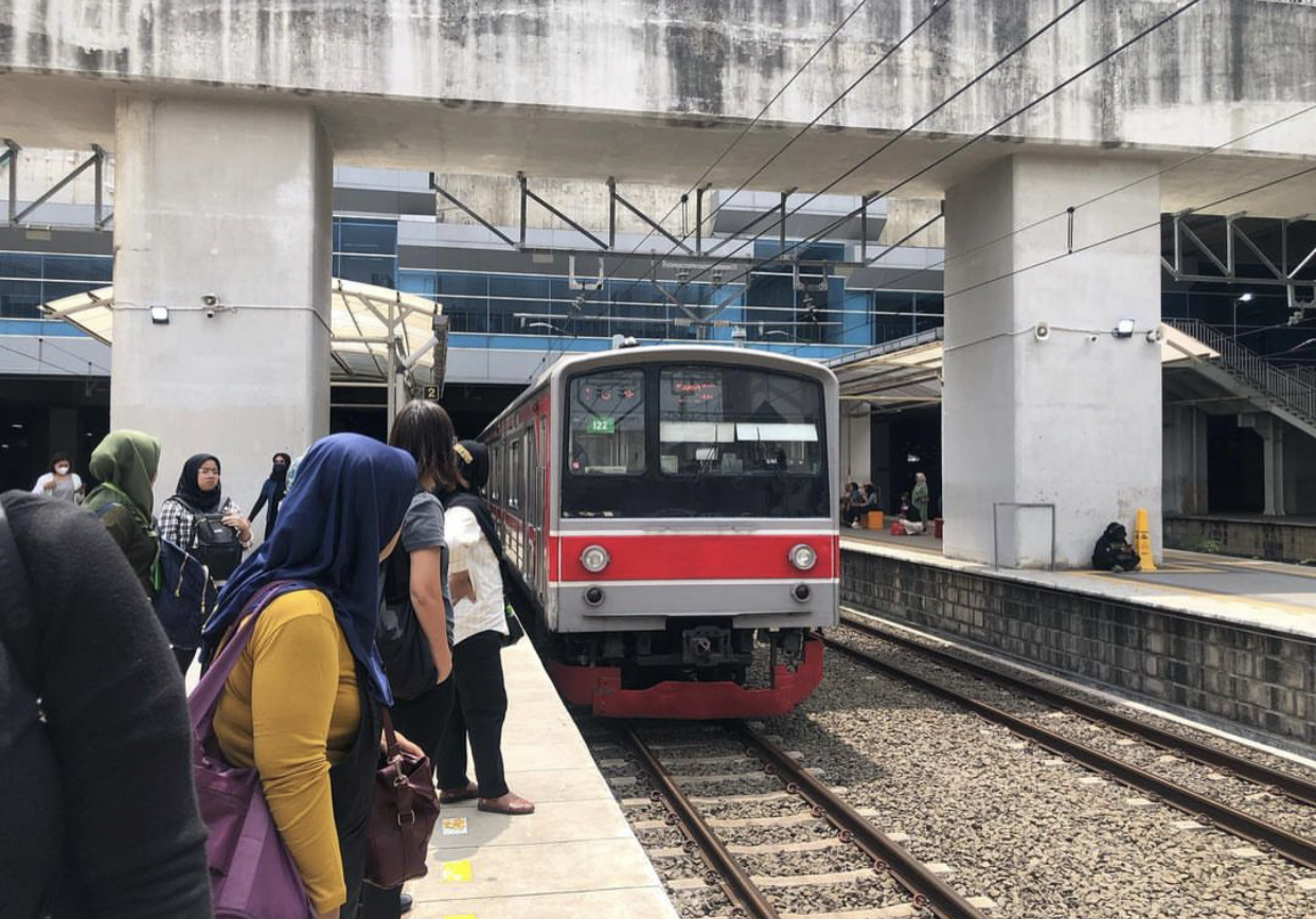 Imbas Kebakaran Dekat Stasiun Palmerah, 8 Perjalanan KRL Sempat Terlambat