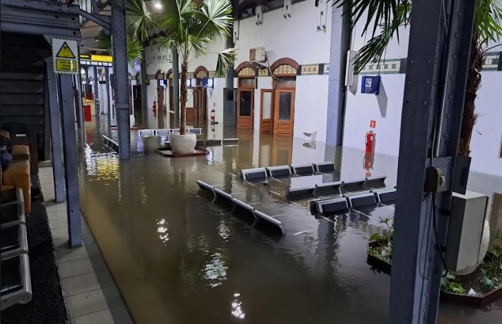 Stasiun Semarang Tawang Lumpuh Imbas Dikepung Banjir, Penumpang Bisa Refund 100 Persen