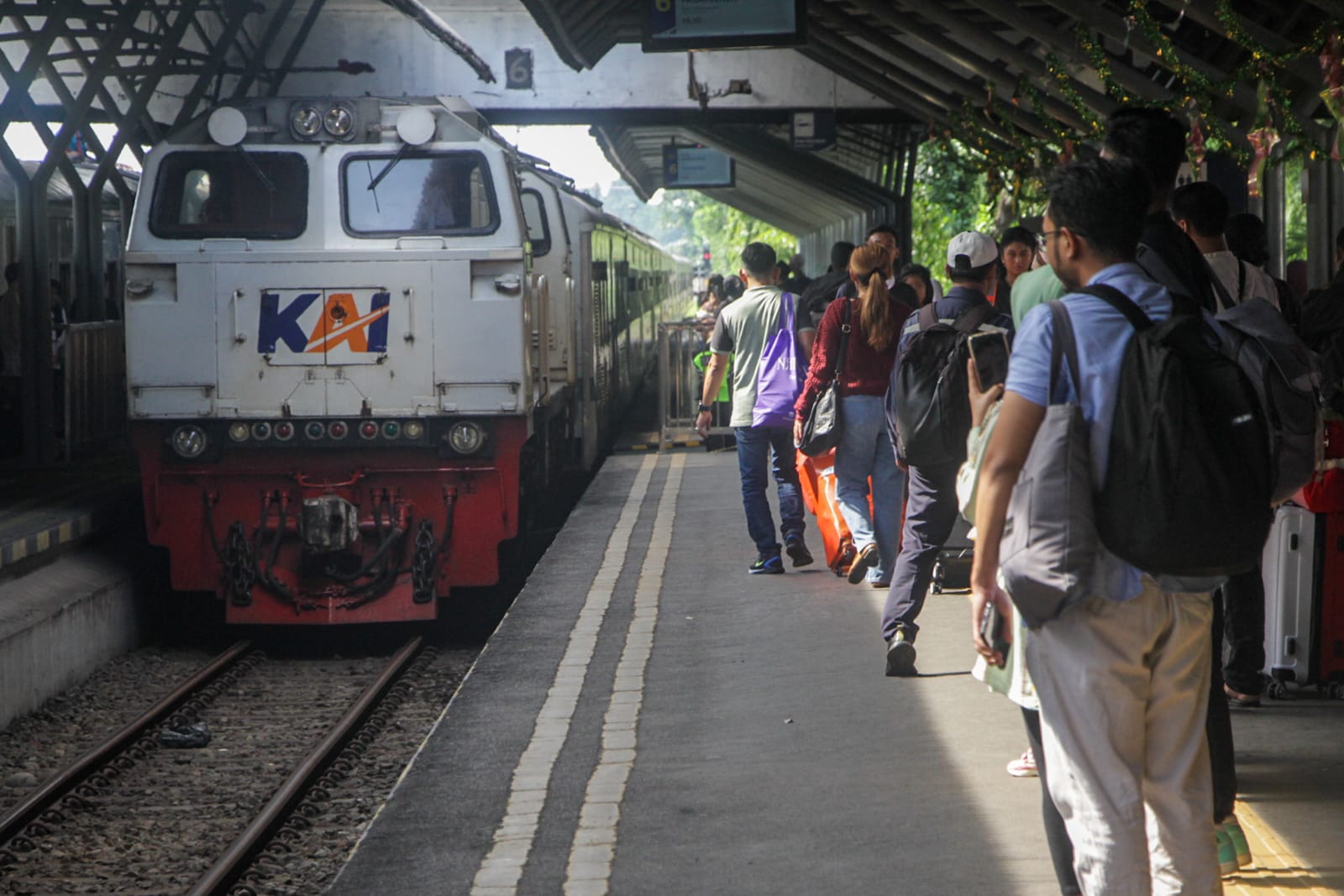 Penumpang Padati Stasiun Gubeng Surabaya di H+2 Lebaran, Humas Daop 8: Ini Belum Puncak