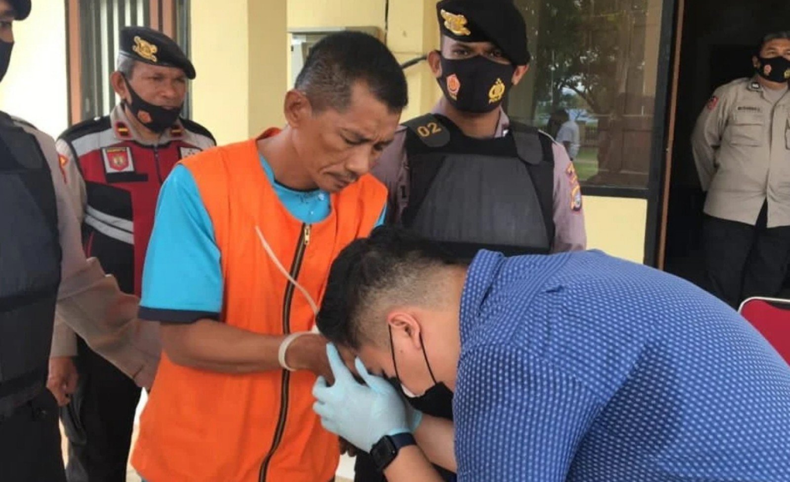 Kasat Reskrim Cium Tangan Tersangka Pencabulan, Oh Ternyata…