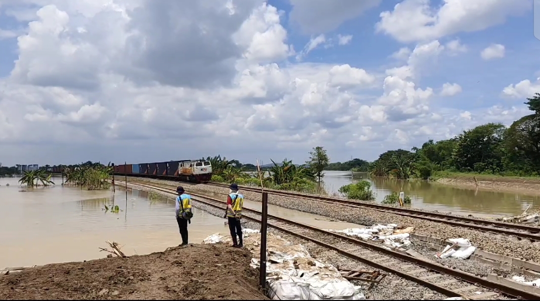 Jalur Rel Gubug-Karangjati Yang Terendam Banjir Selesai Diperbaiki, Perjalanan KA dari Surabaya Pasarturi Kembali Normal