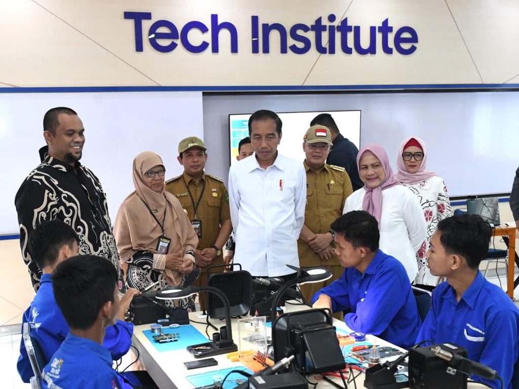 Kunjungi SMKN 1 Bengkulu, Jokowi Apresiasi 'Link and Match' dengan Industri