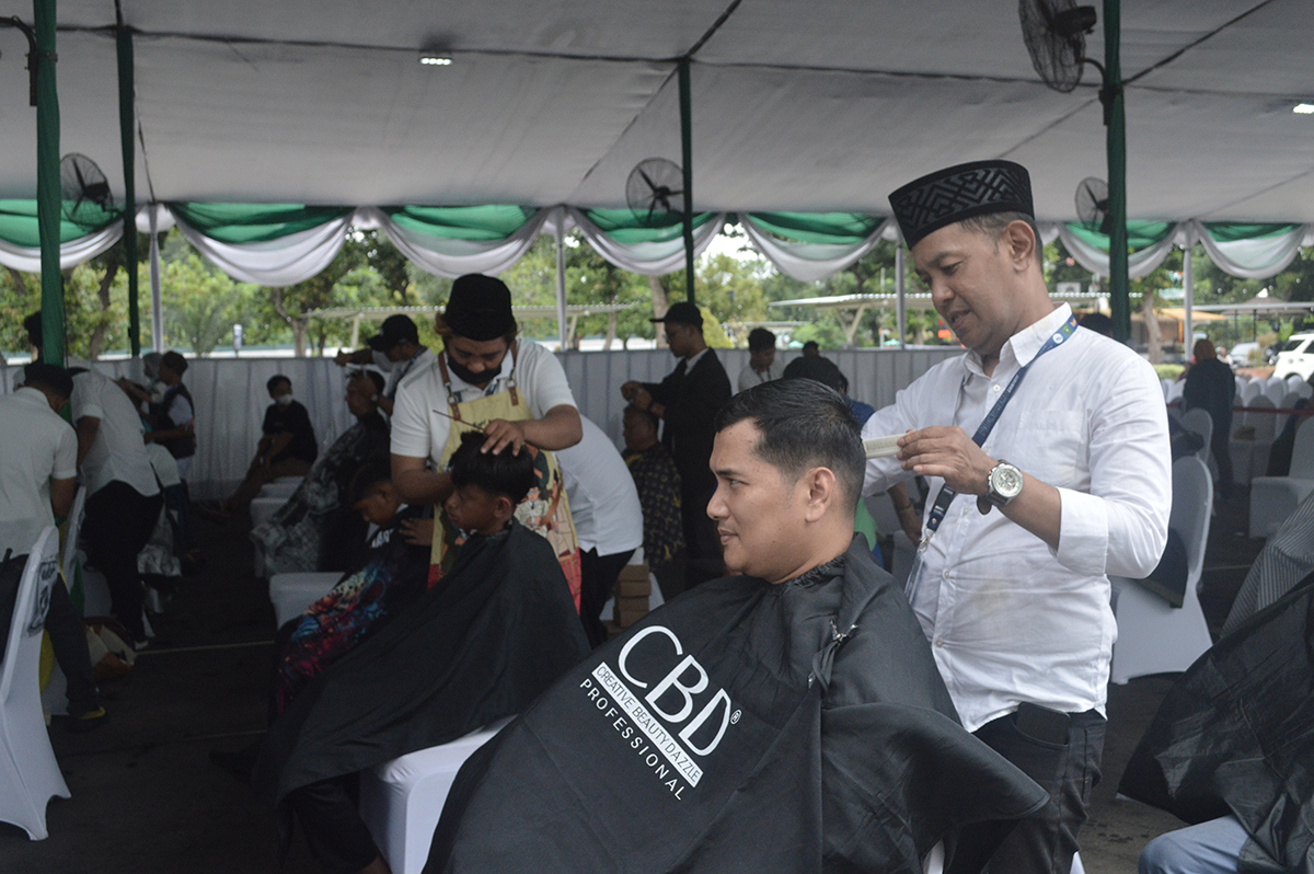 150 Penata Rambut Profesional Sedekah Potong Rambut Gratis Di Masjid Al