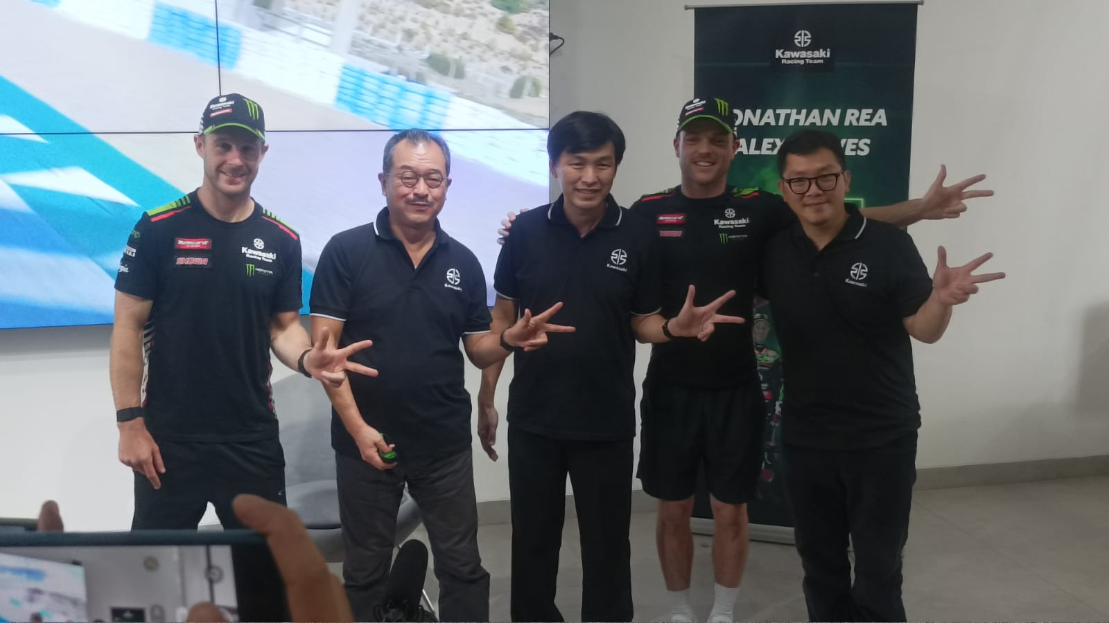 Jelang Balapan WSBK Mandalika, Dua Pembalap Kawasaki Racing Menyapa Penggemar di Jakarta