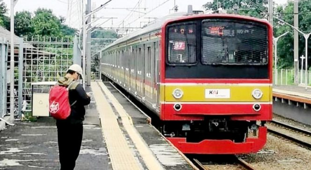 Viral Wanita Jatuh ke Perlintasan Kereta di Stasiun Manggarai, KAI Beri Imbauan Begini