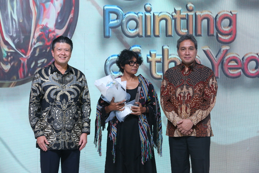 Gambarkan Hubungan Erat Antar Manusia Dan Alam, Seniman Asal Bali Menangkan 13th UOB Painting Of The Year (Indonesia) Award