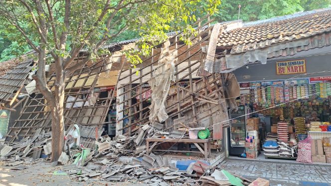 Belum Pernah Direnovasi, Tiga Kios Pasar di Kota Pasuruan Ambruk