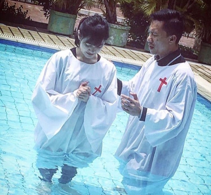 Dulu Mualaf dan Berhijab, Marcella Simon Kini Kembali ke Server Lama, Unggah Foto sedang Dibaptis