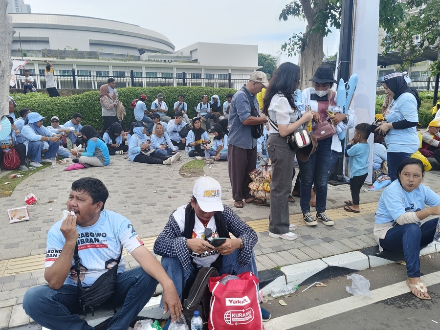 Kapasitas GBK Penuh, Massa Prabowo-Gibran Duduk di Trotoar