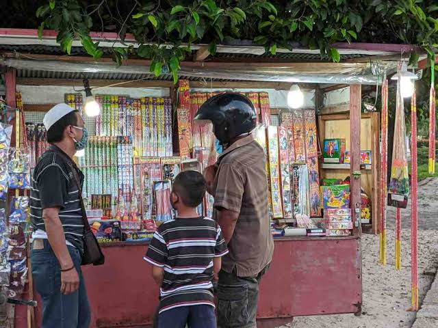 Saat Kembang Api Tak Menyala, Rahmat dan Sahrul Menyimpan Resah di Trotoar Jakarta