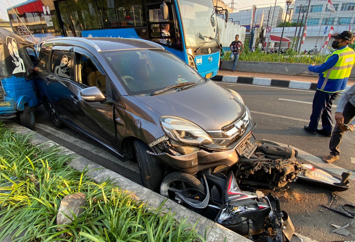 Epilepsi Mendadak Kambuh, Sopir Mobil Minibus Tabrak Pemotor Wanita di Senen, Korban Terseret 20 Meter