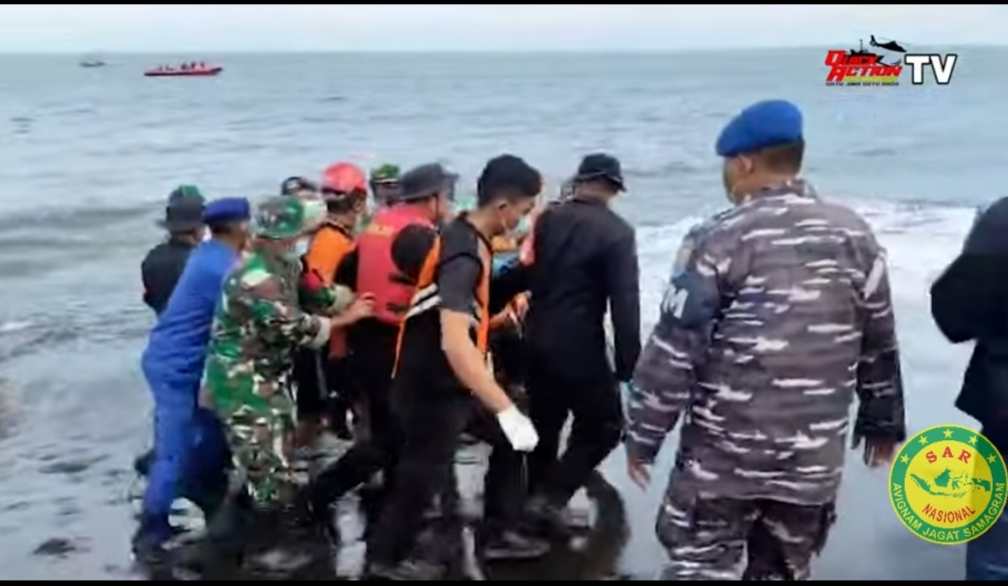 Tim SAR Berhasil Temukan Bangkai KMP Tunu Pratama Jaya dan Evakuasi Korban ke 48