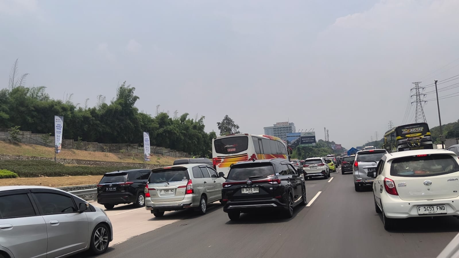 Puncak Arus Mudik, Lalu Lintas Mulai Padat di Tol Japek KM 47-57