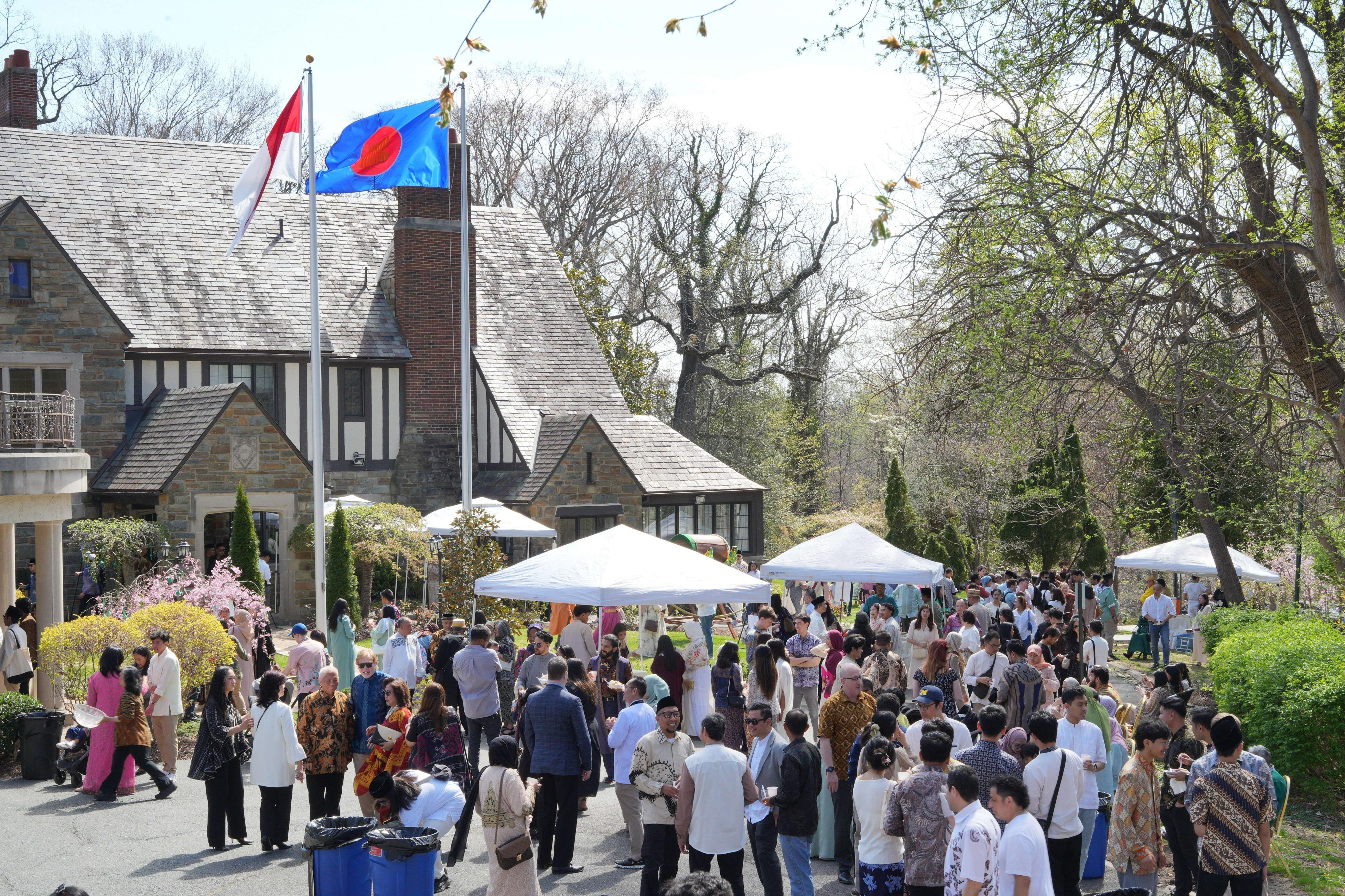 Menanti Ketupat di Wisma Indonesia