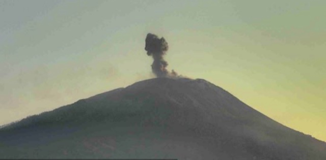 Gunung Ile Lewotolok NTT Kembali Erupsi, PVMBG : Warga Diimbau Menggunakan Masker