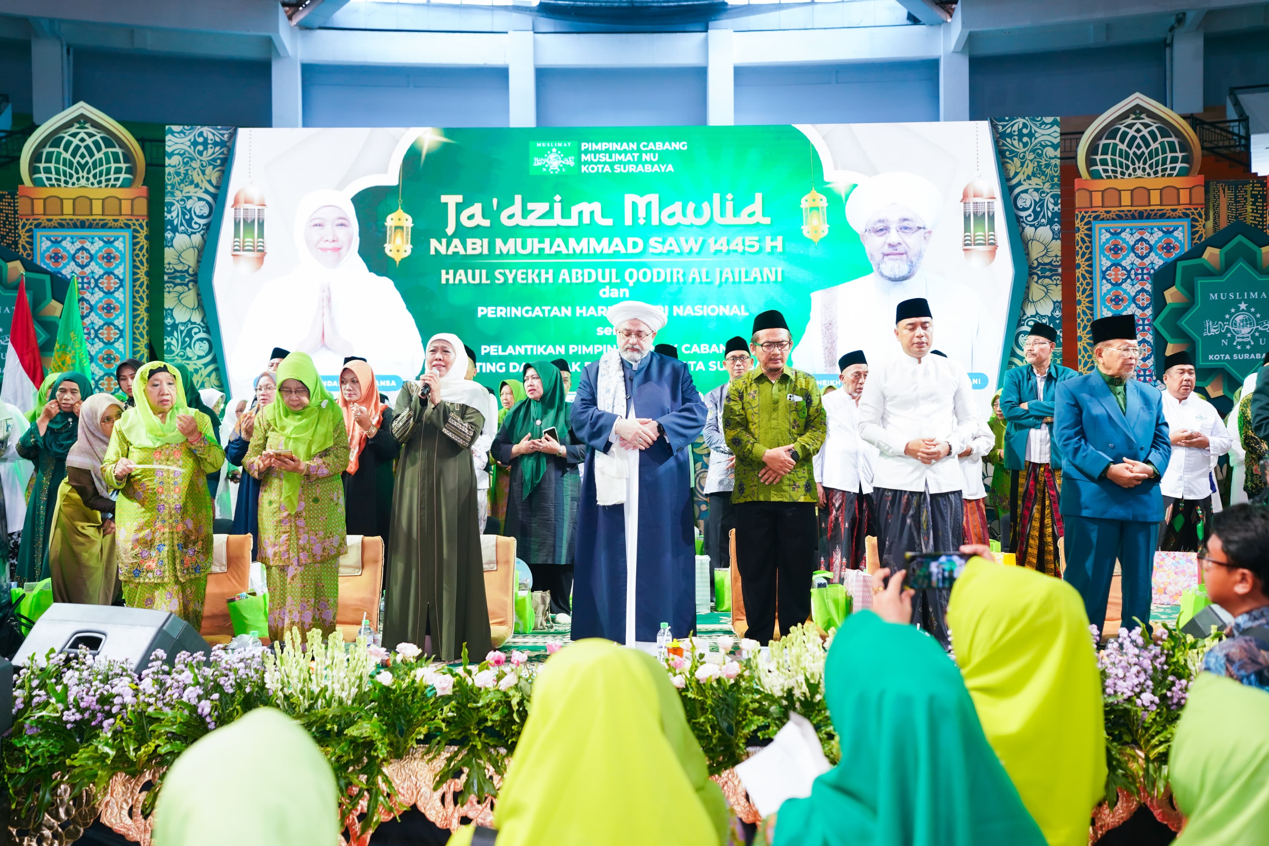 Khofifah dan Eri Cahyadi Hadiri Ta’dzim Maulid Nabi Muhammad di GOR Bung Tomo, Syekh Afeefuddin Doakan Khofifah