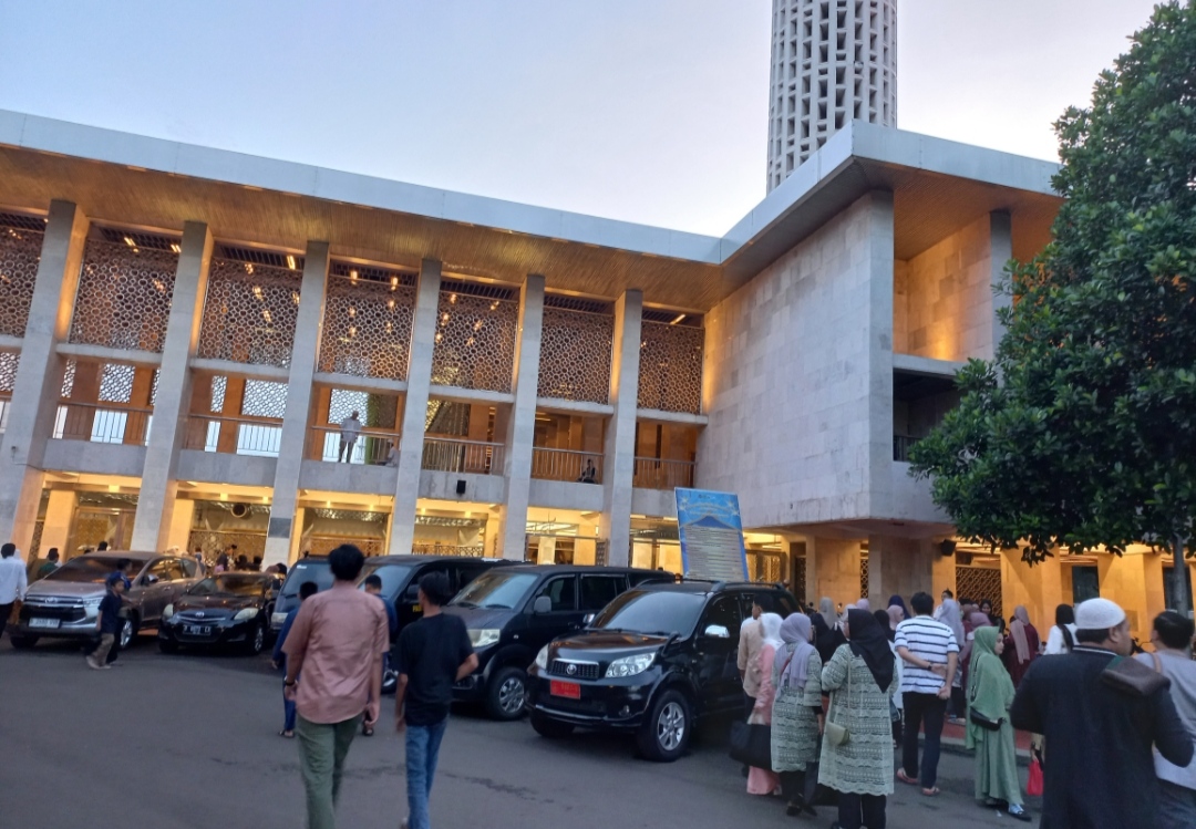 Antusiasme Warga Berbondong-bondong Sholat Idul Fitri di Masjid Istiqlal 