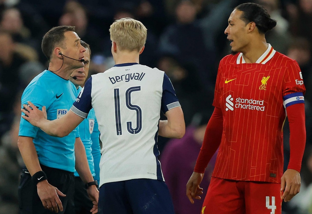 Tottenham vs Liverpool: Virgil van Dijk Bilang Lucas Bergvall Harusnya Kena Kartu Merah  