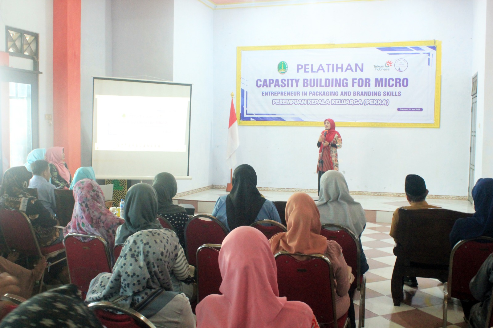 Ratusan Perempuan Kepala Keluarga (PEKKA) di Kota Pasuruan Dilatih Kemas Jualan yang Menarik