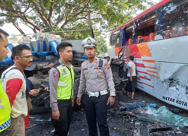 BREAKING NEWS: Dampak Bus Eka Tabrakan dengan Sugeng Rahayu di Ngawi, Tiga Orang Dikabarkan Tewas 