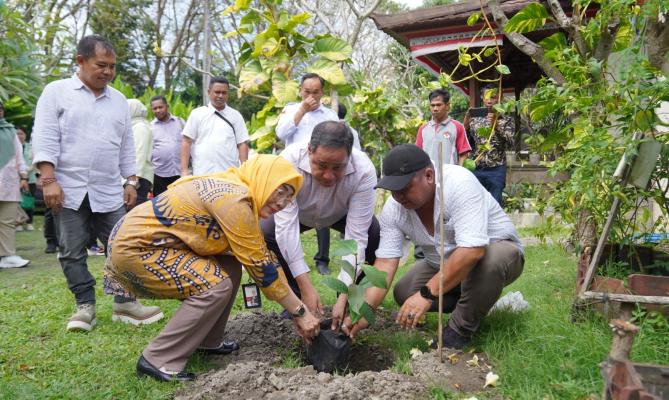 Herwyn Apresiasi Bawaslu Provinsi Bali, Tanam Pohon Manggis sebagai Simbol Integritas