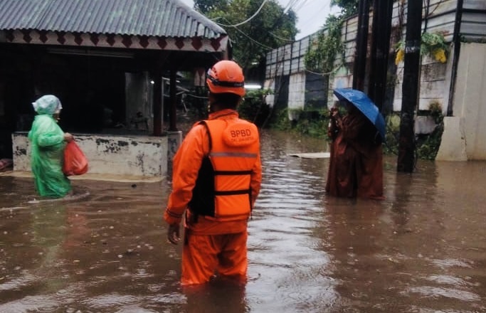 Hujan Lebat Guyur Jakarta, 6 RT dan 4 Ruas Jalan Terendam Banjir Hingga Hampir 1 Meter