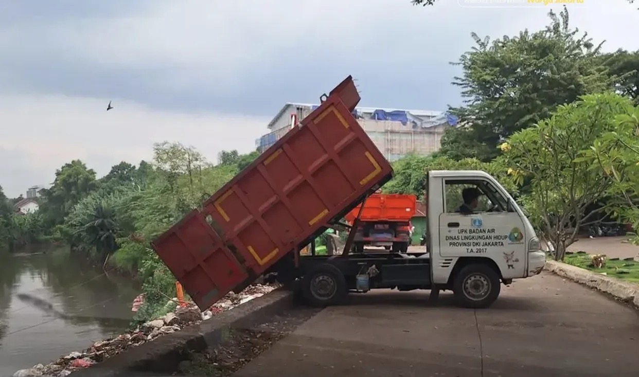 DLH DKI Buka Suara soal Dugaan Buang Sampah di Kali Pesanggrahan, Ini Penjelasannya