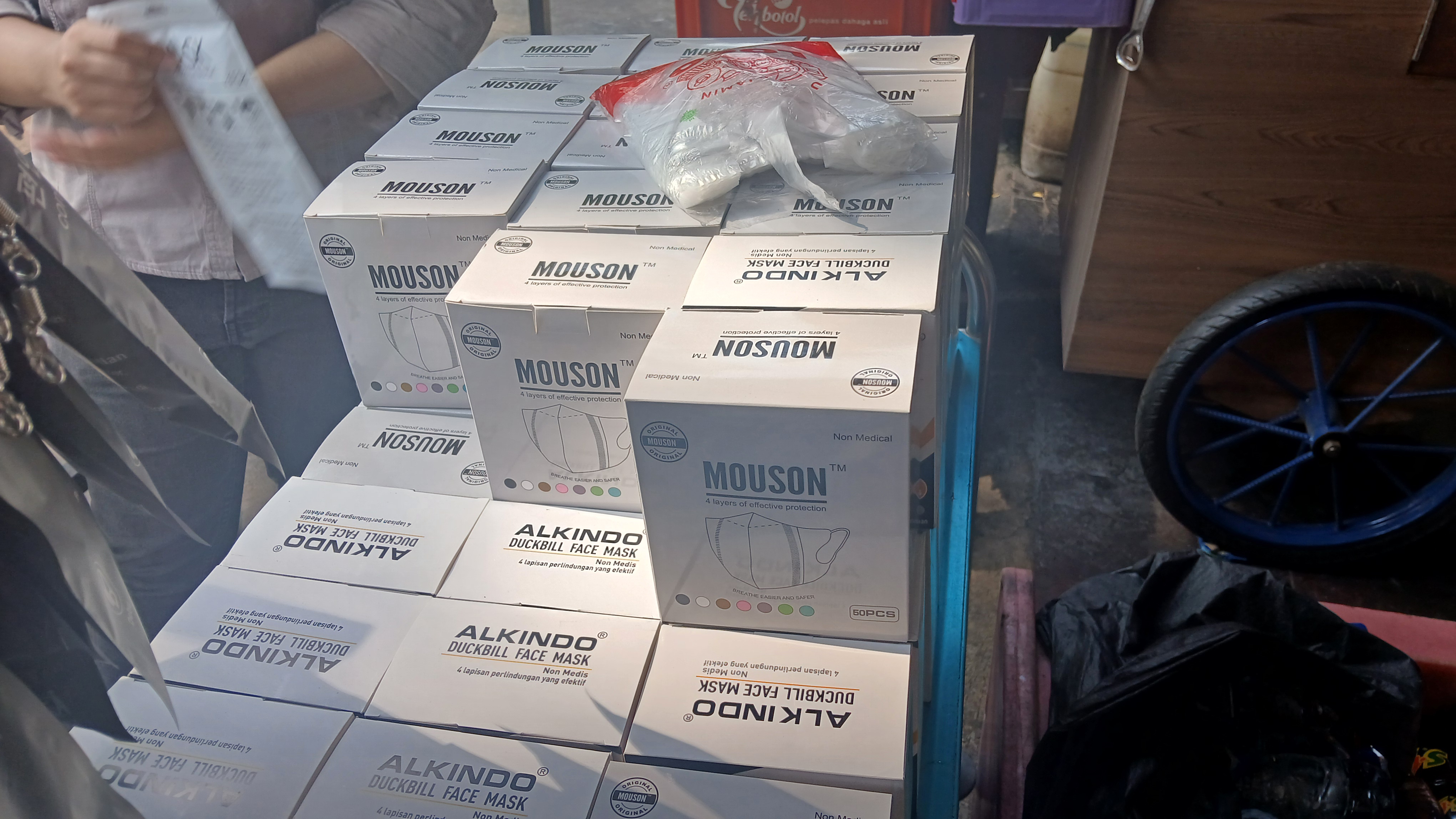 Penjualan Membludak Saat Abu Vulkanik Menyebar, Stok Masker Terancam Kosong