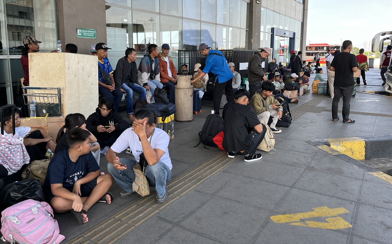 H-5 Mudik Lebaran 2026: Terminal Pulo Gebang Dipadati Ribuan Penumpang
