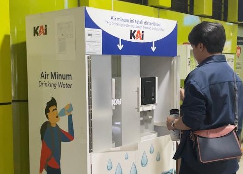 Sudah Coba Belum? Kamu Bisa Refill Air Minum Isi Ulang di 41 Stasiun Kereta